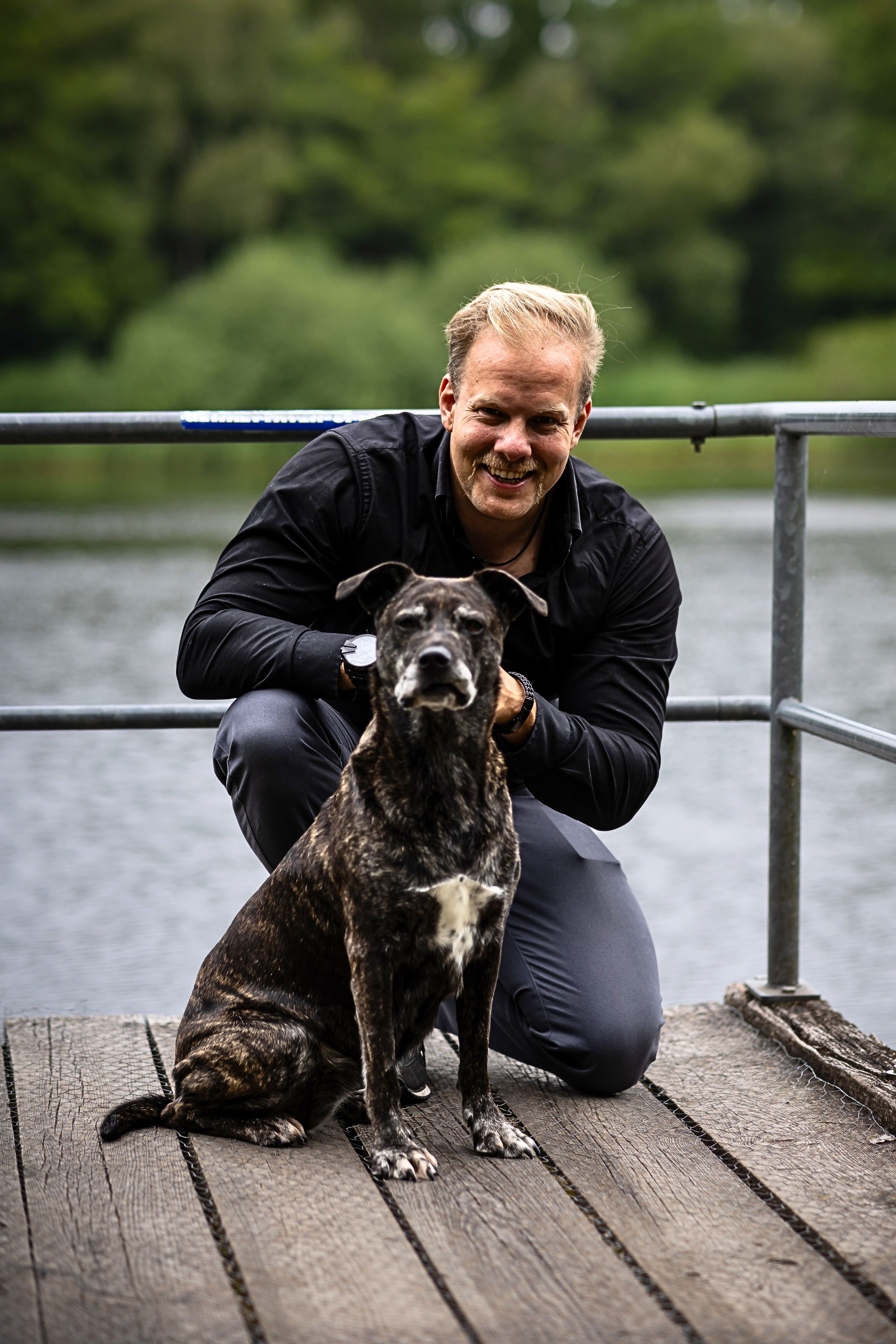 Tom Bolluck mit seinem Hund am Steg